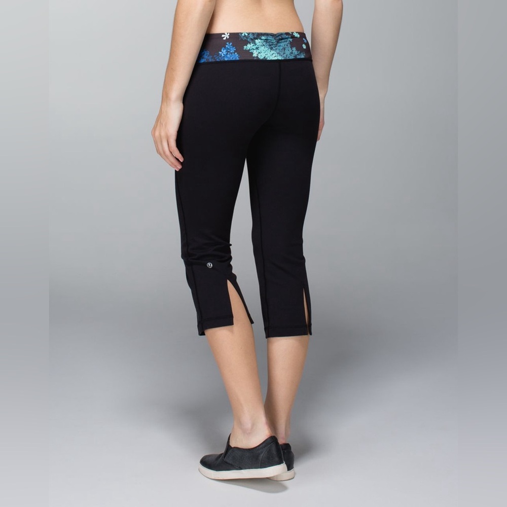 Lululemon Athletica Gather & Crow Crop *Full-On Luon in Black/Petal Pop Multi